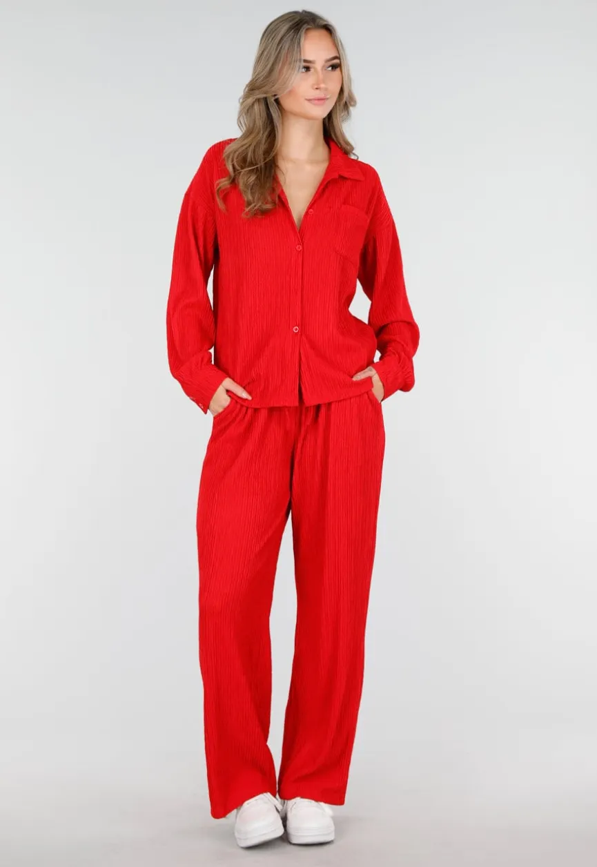 Rode Plissé Two Piece Set met Losvallende Blouse en Rechte Broek