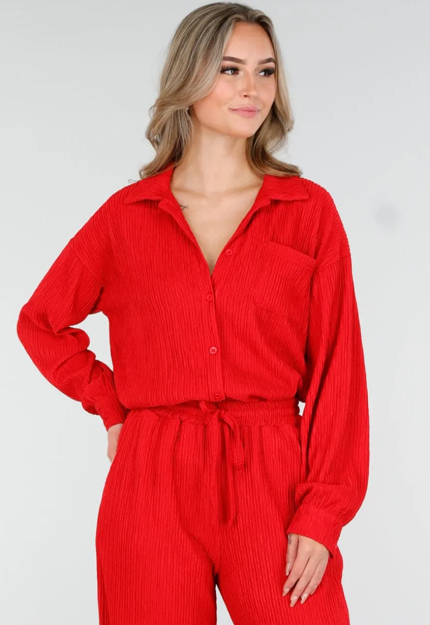 Rode Plissé Two Piece Set met Losvallende Blouse en Rechte Broek