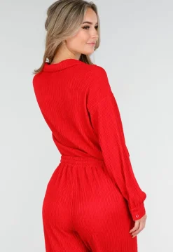 Rode Plissé Two Piece Set met Losvallende Blouse en Rechte Broek