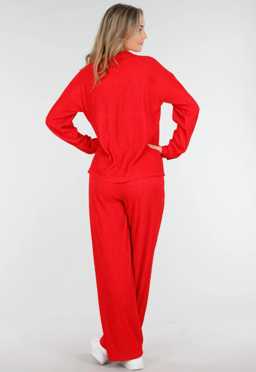 Rode Plissé Two Piece Set met Losvallende Blouse en Rechte Broek