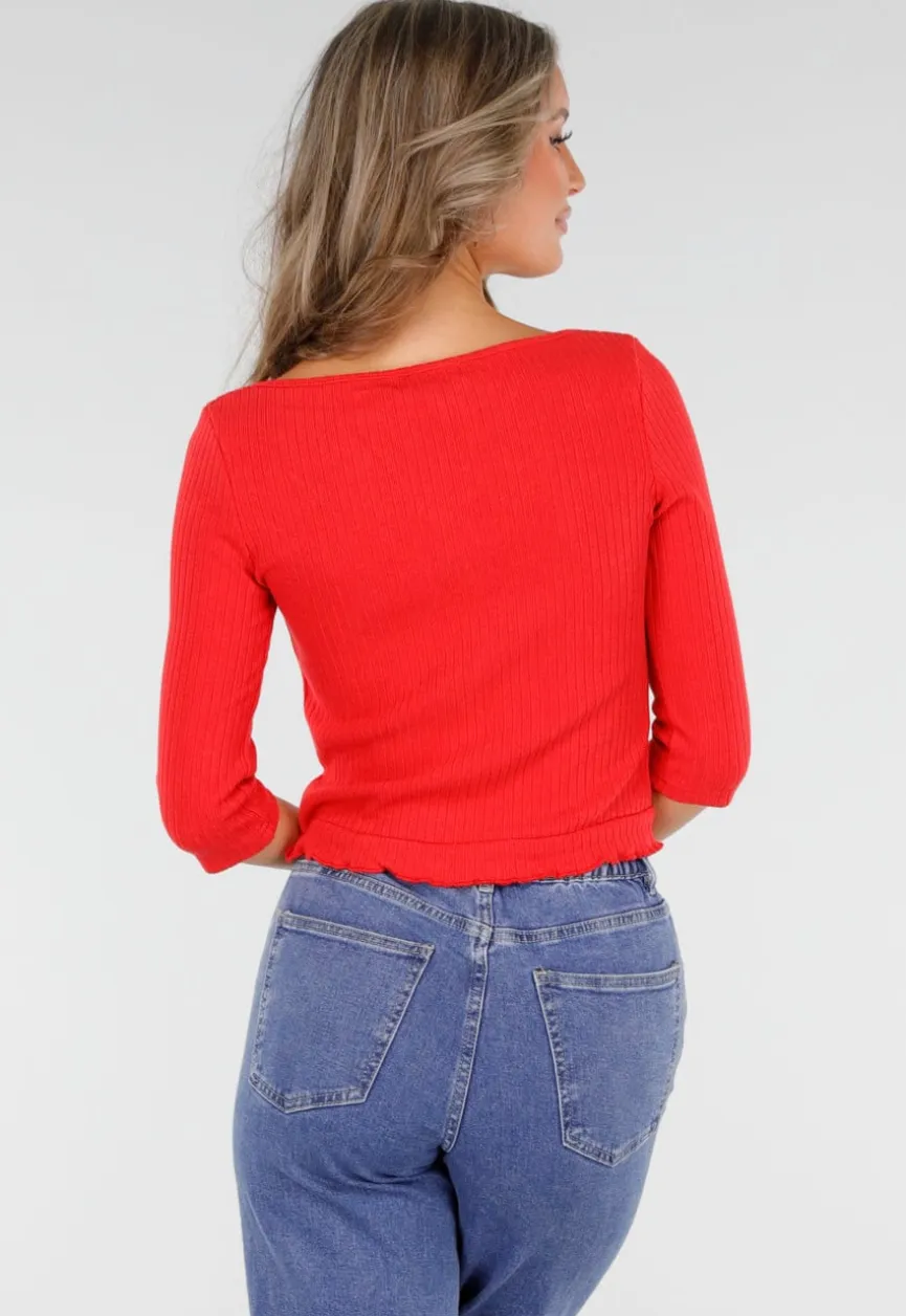 Rode Rib Top met Roosknopen en Driekwart Mouwen