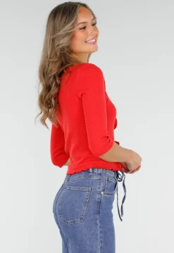 Rode Rib Top met Roosknopen en Driekwart Mouwen