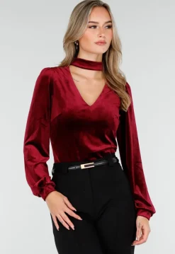 Rode Velours Top met V-Hals en Choker Detail