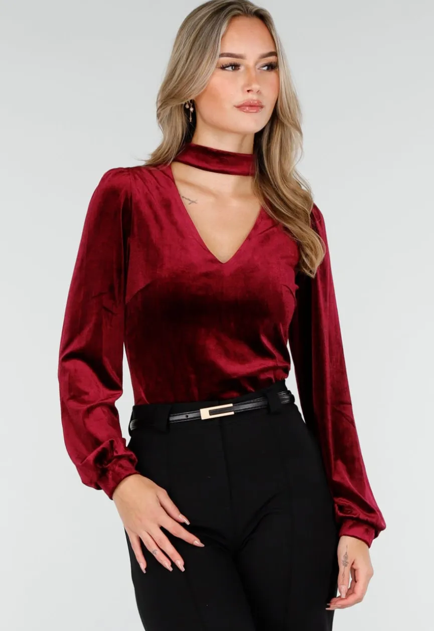 Rode Velours Top met V-Hals en Choker Detail