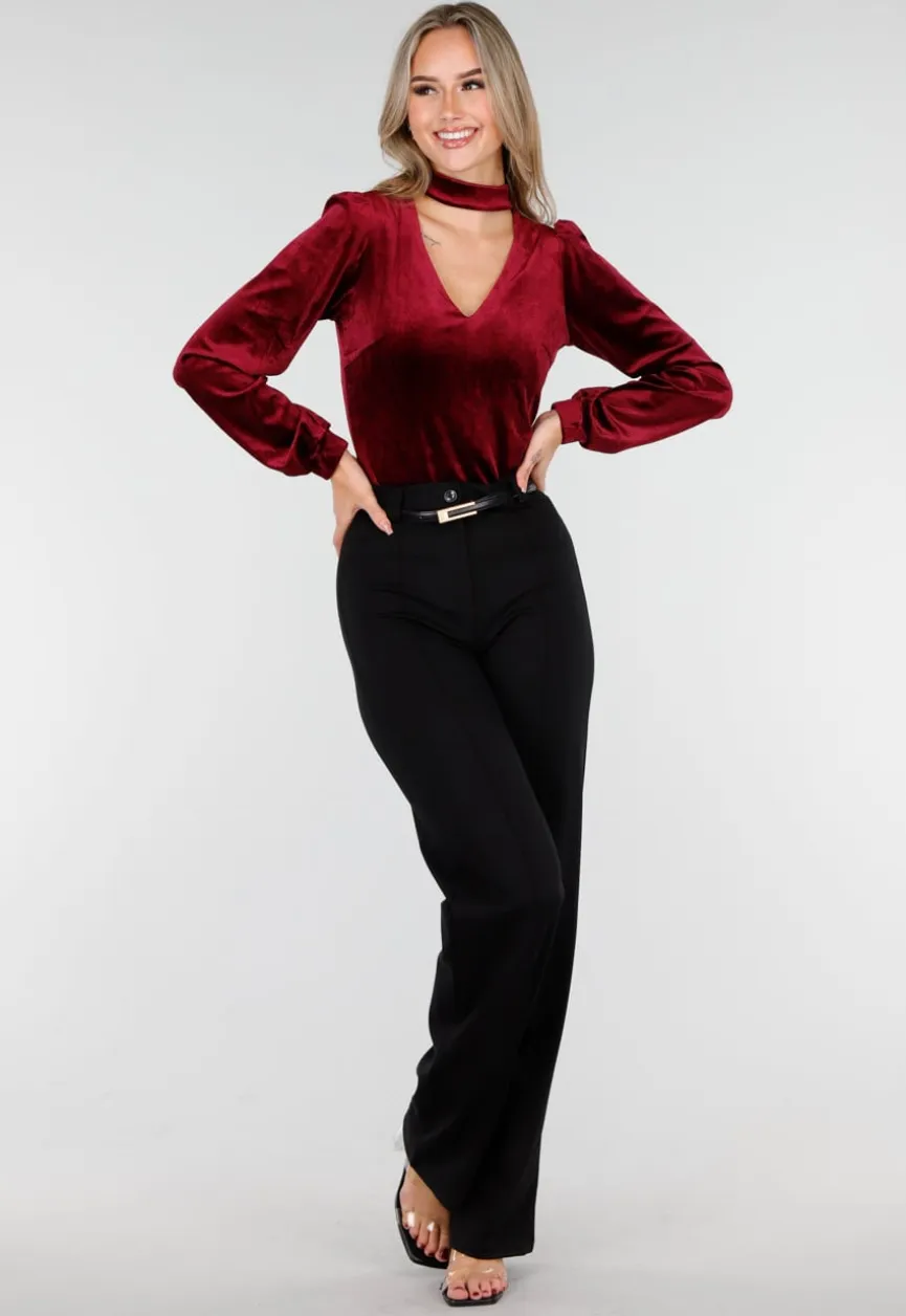 Rode Velours Top met V-Hals en Choker Detail