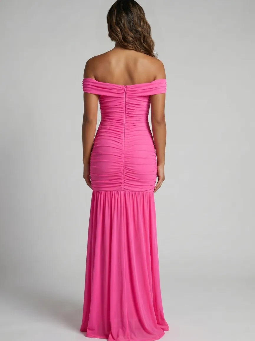 Roze Off Shoulder Maxi Jurk met Geplooide Mesh en Split