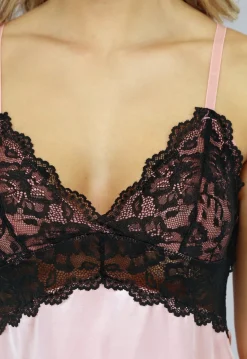 Roze Satijnen Babydoll met Open Rug en Kanten Details