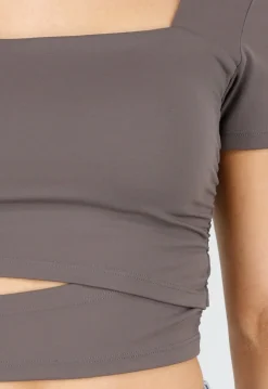 Taupe Cropped Sport Top met Korte Mouwen en Wrap Detail