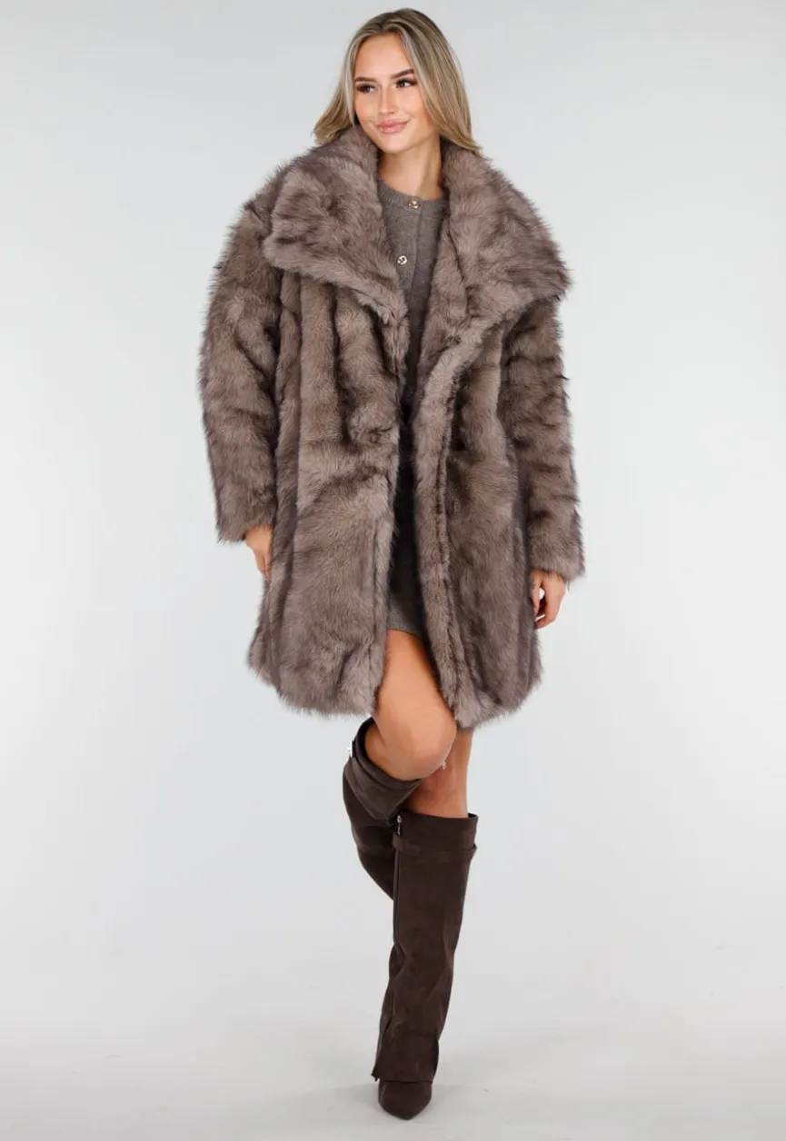 Taupe Faux Fur Jas met Oversized Kraag en Rechte Pasvorm