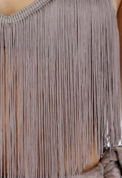 Taupe Fringe Halter Top met Lange Franjes en Open Rug