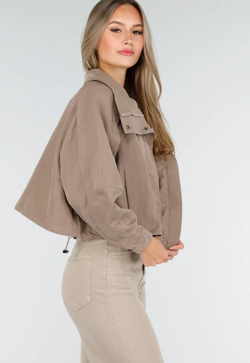 Taupekleurig Cropped Jack met Brede Overslagsluiting