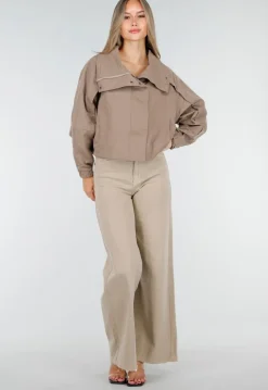 Taupekleurig Cropped Jack met Brede Overslagsluiting
