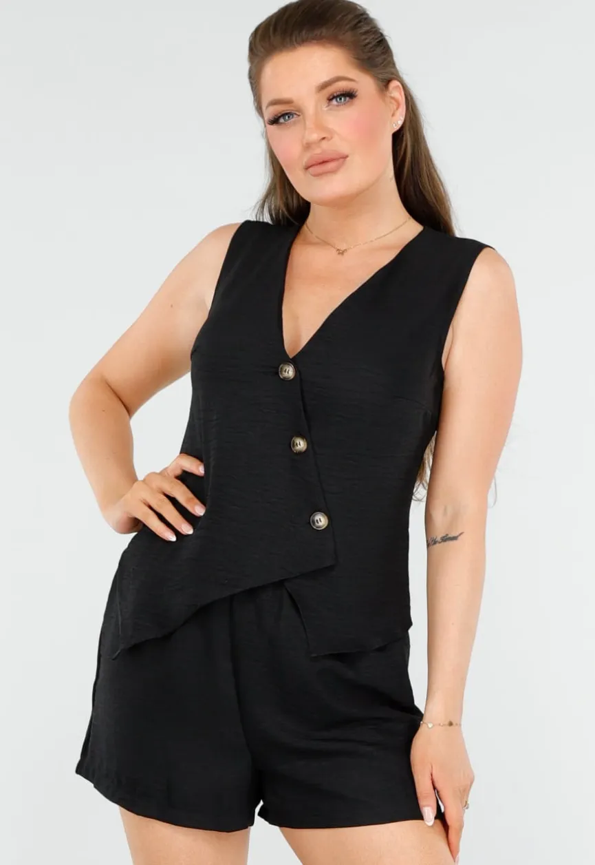 Two Piece met Short en Asymetrische Zwarte Gilet met Knopen en Rijgsluiting