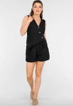 Two Piece met Short en Asymetrische Zwarte Gilet met Knopen en Rijgsluiting
