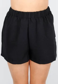 Two Piece met Short en Asymetrische Zwarte Gilet met Knopen en Rijgsluiting