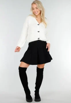 Wit Gebreid Vest met Strikknopen en Subtiele Glansdetails