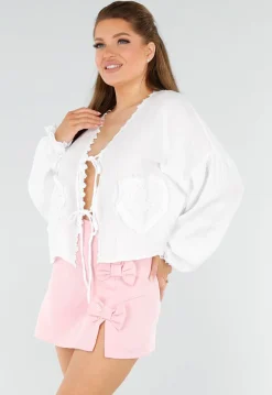 Witte Blouse met Koordsluitingen en Hartvormige Zakken
