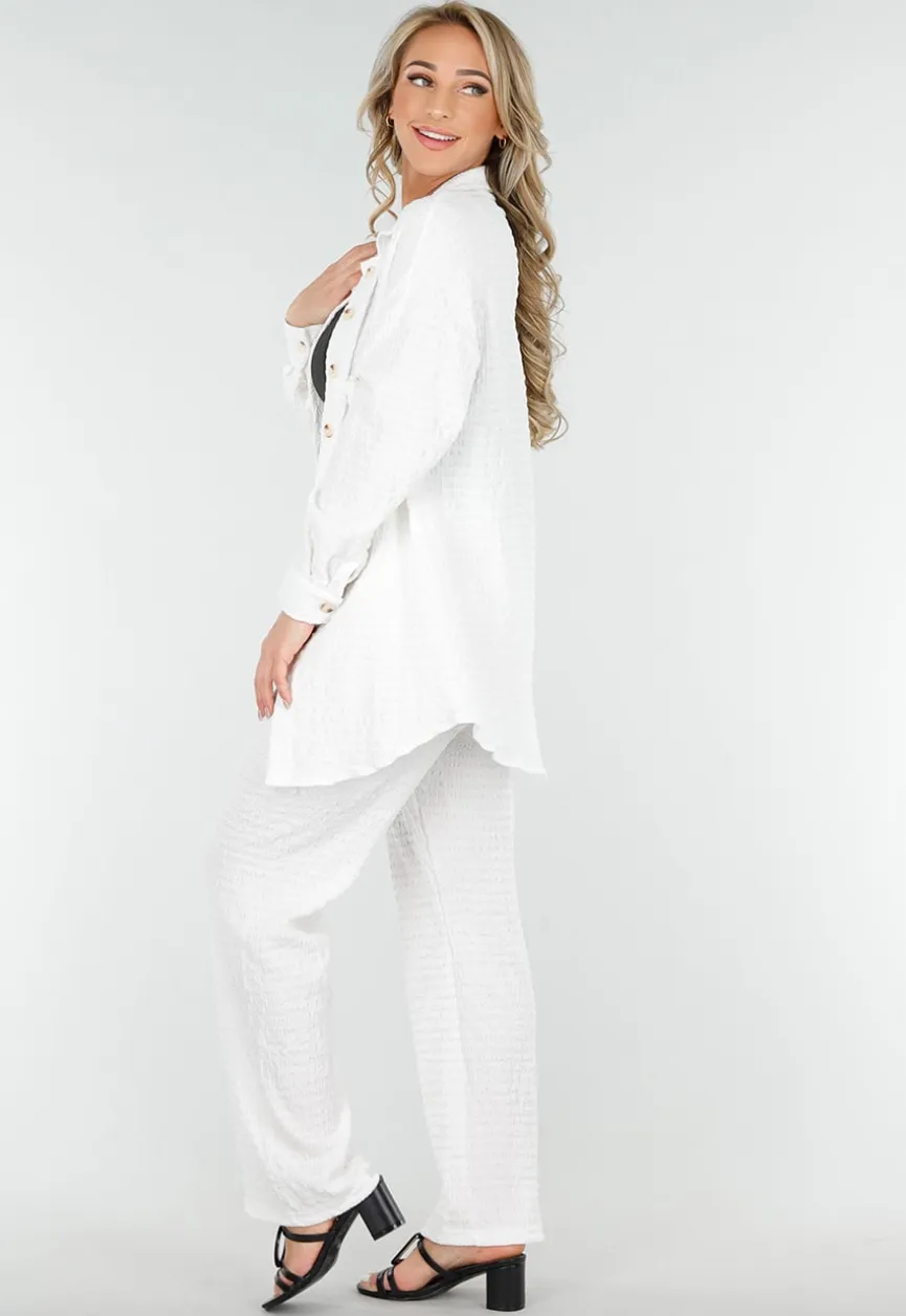 Witte Crinkle Stretch Set met Doorknoop Blouse en Rechte Broek met Elastische Tailleband