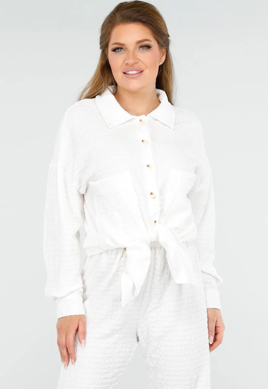 Witte Crinkle Stretch Set met Doorknoop Blouse en Rechte Broek met Elastische Tailleband