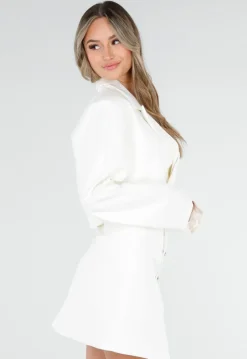 Witte Cropped Blazer met Lange Mouwen en Goudkleurige Knopen