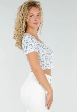 Witte Crop Top met Blauwe Bloemen en Kanten Halslijn
