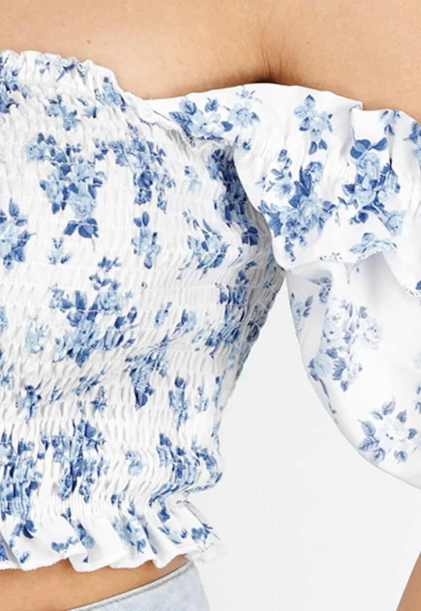 Witte Crop Top met Bloemetjesprint en Gesmockte Stretchstof en Ruffle Mouwen