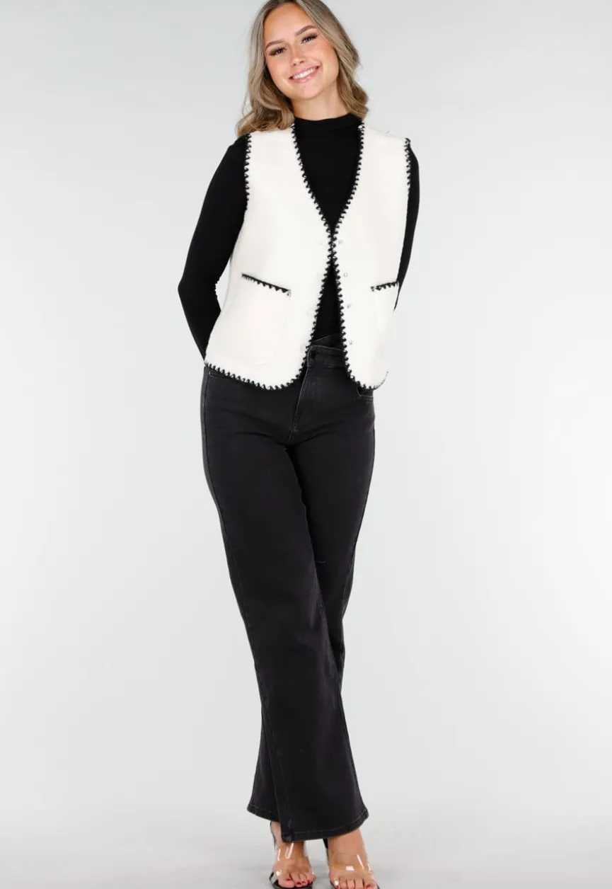 Wit Teddy Gilet met Zwarte Randen en Knoopsluiting