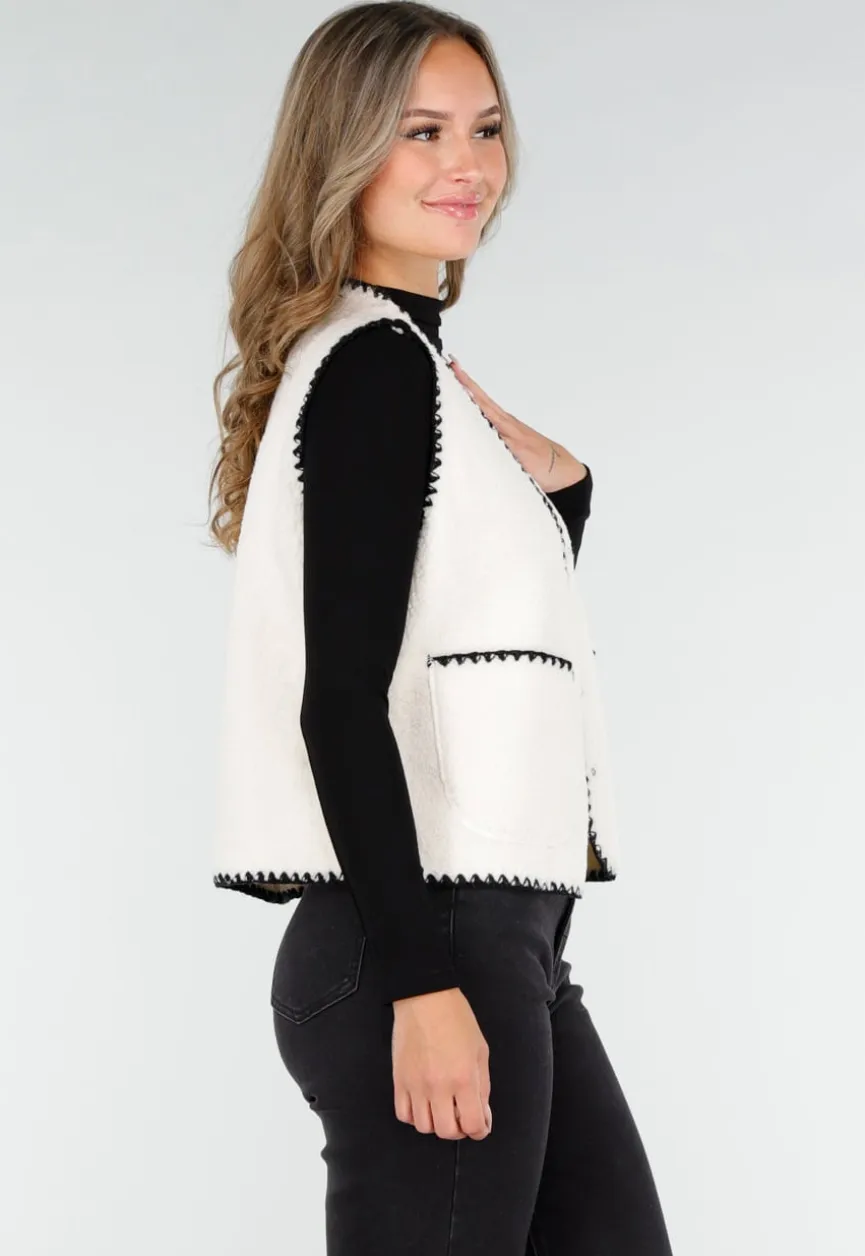 Wit Teddy Gilet met Zwarte Randen en Knoopsluiting
