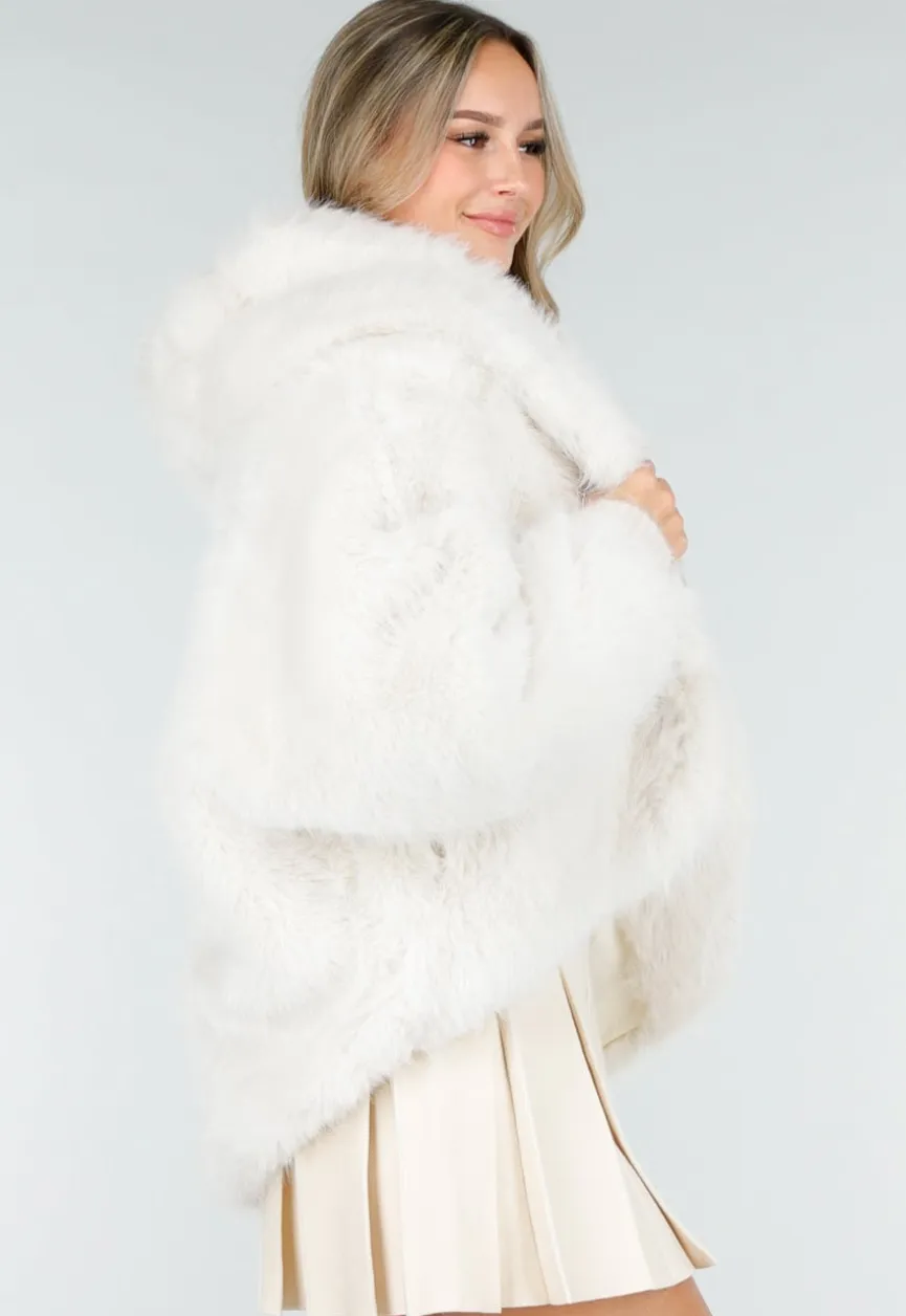 Witte Faux Fur Jas met Capuchon