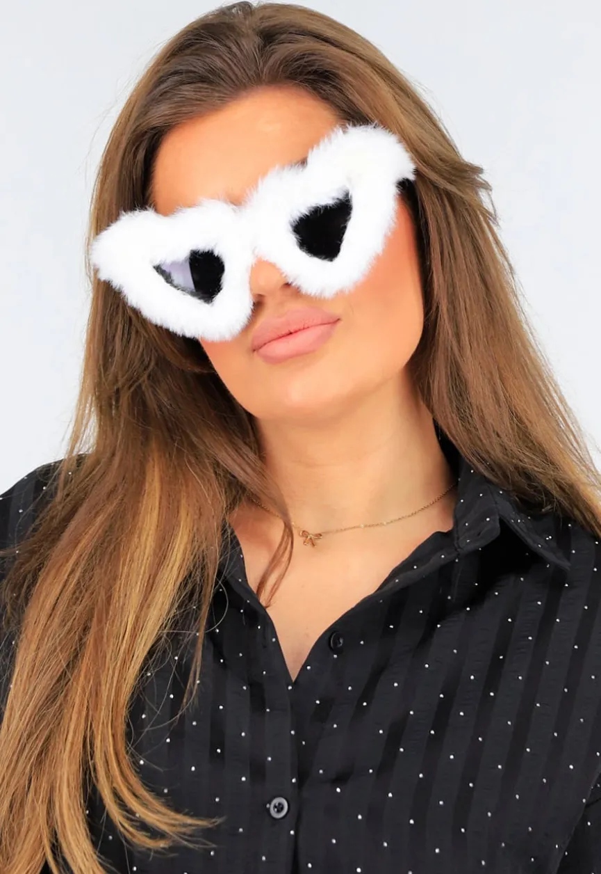 Witte Fluffy Festival Zonnebril met Donkere Hartvormige Glazen