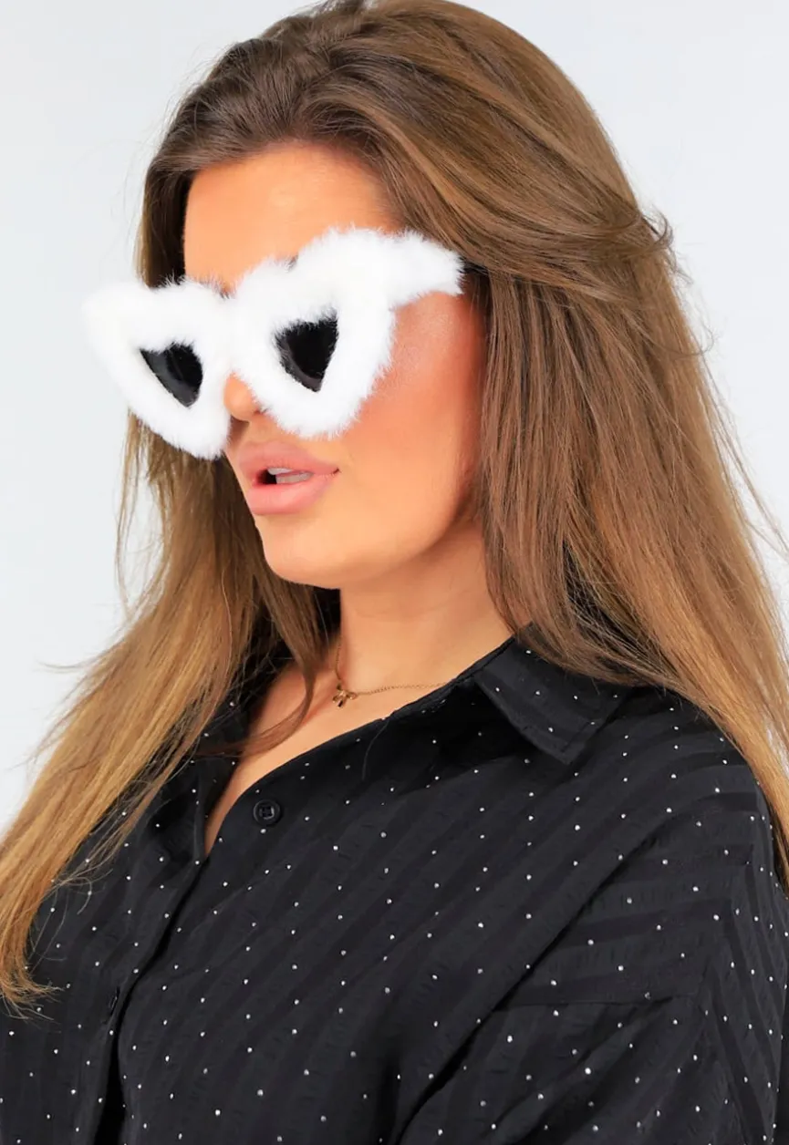 Witte Fluffy Festival Zonnebril met Donkere Hartvormige Glazen