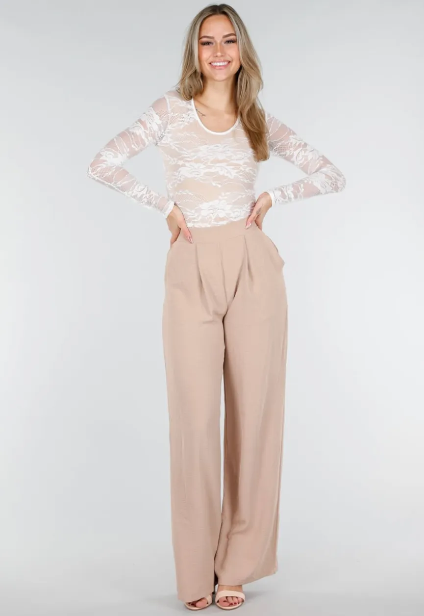 Witte Kant Bodysuit met Stretch en Beige Onderlaag