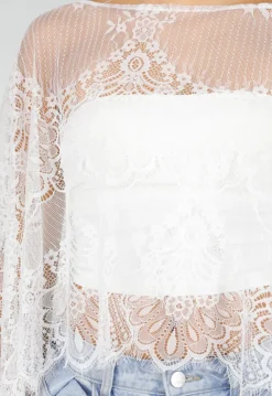 Witte Kanten Crop Top met Wijde Mouwen en Bloemenpatroon