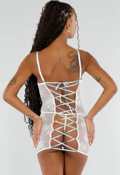 Witte Kanten Lingerie Set met Lichtblauwe Accenten en Vetersluiting