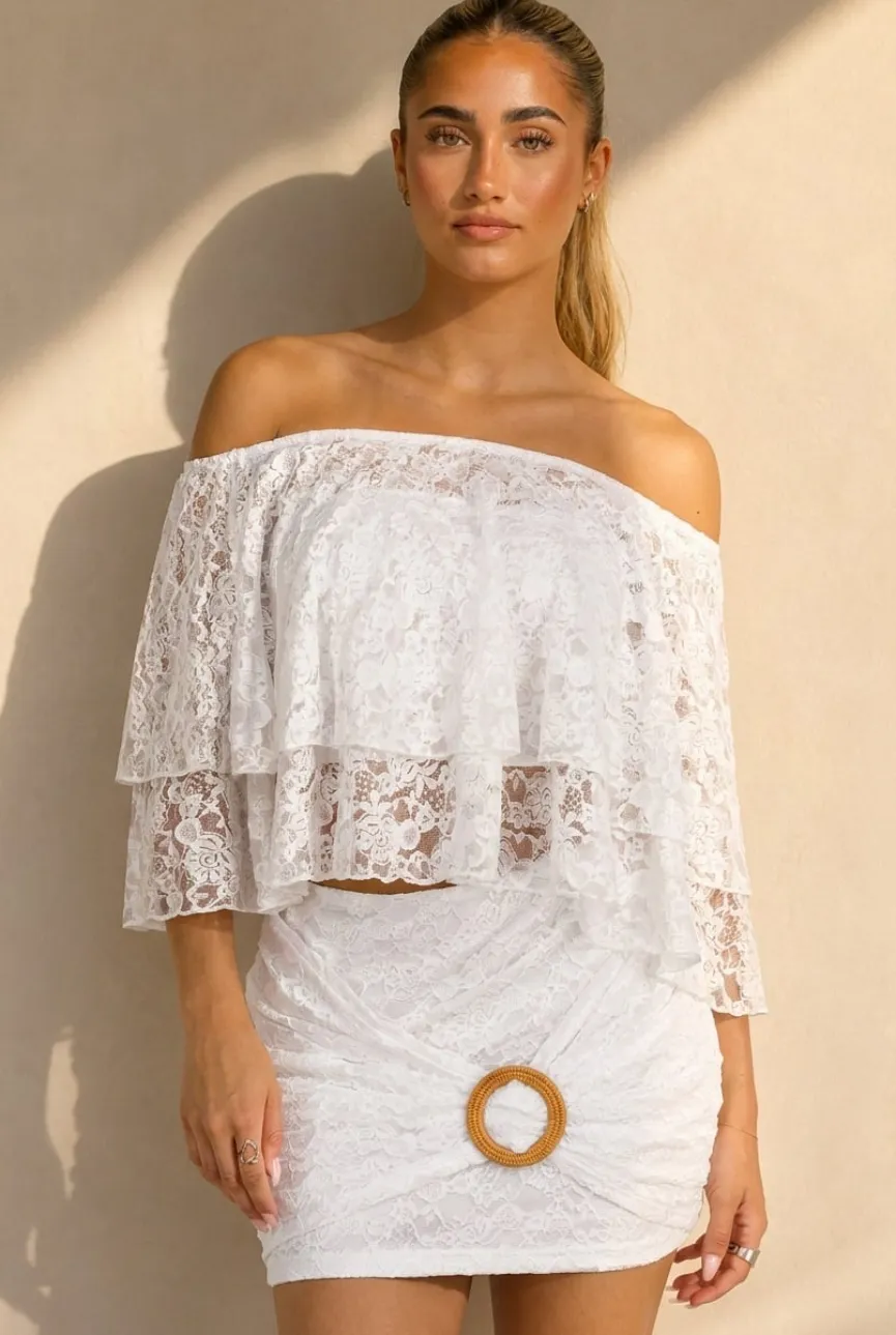Witte Kanten Two Piece Set met Off Shoulder Top en Rok