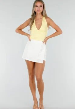 Witte Korte Overslag Skort met Striksluiting aan de Zijkant