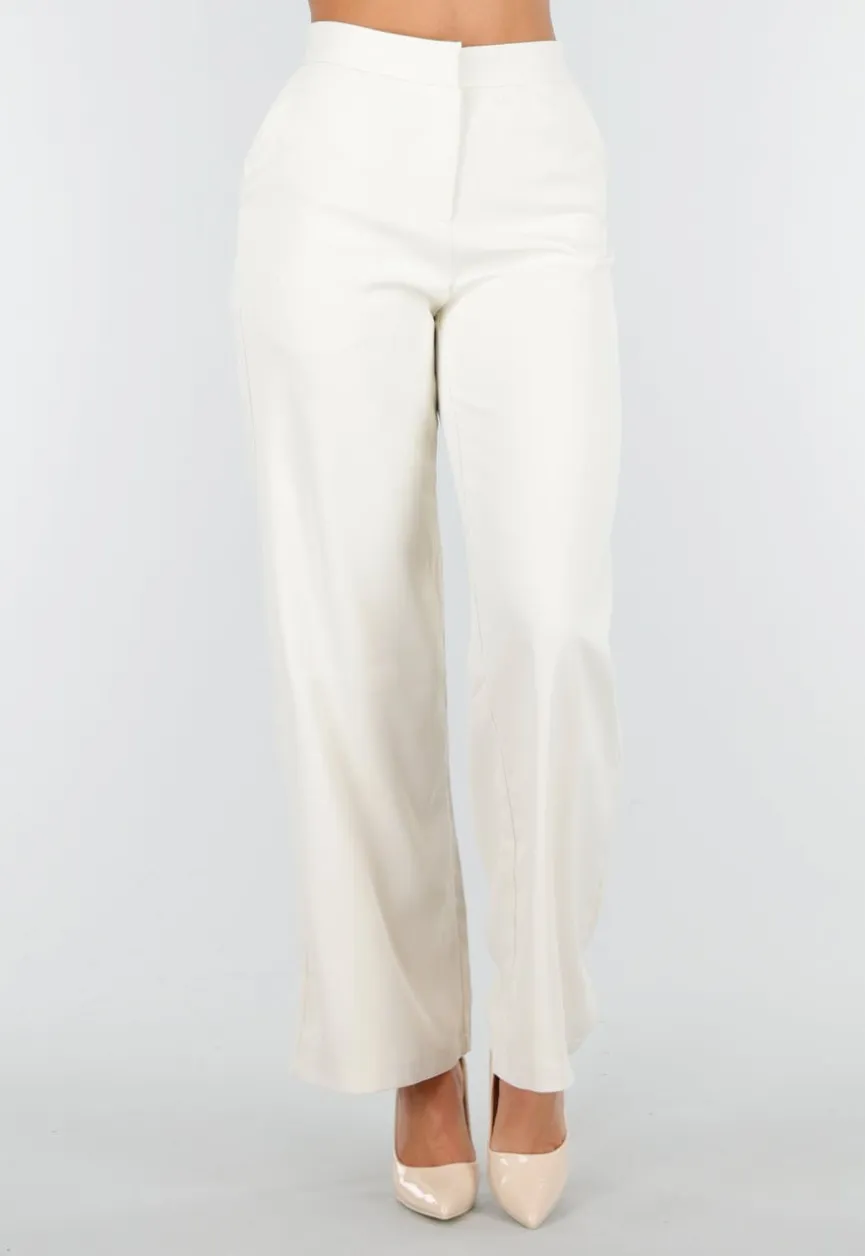 Witte Matchende Set met Mouwloze Top, Statement Riem en Wide Leg Broek