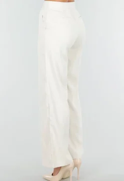 Witte Matchende Set met Mouwloze Top, Statement Riem en Wide Leg Broek