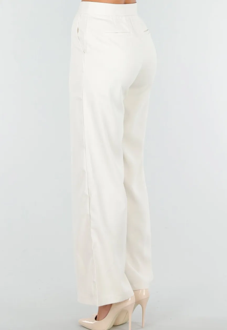 Witte Matchende Set met Mouwloze Top, Statement Riem en Wide Leg Broek