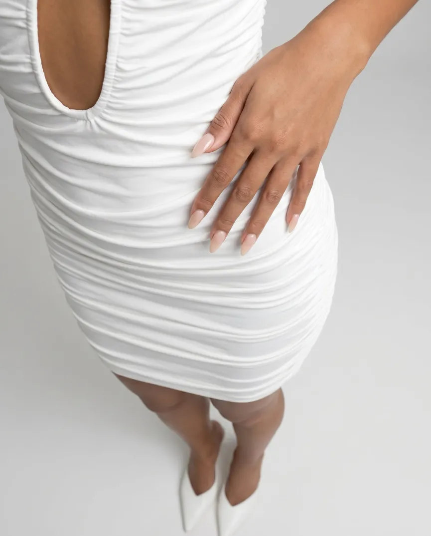 Witte Stretch Jurk met Geplooide Details en Uitsparing