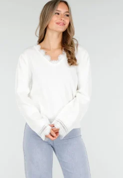 Witte Trui met V-Hals en Kantdetails aan Mouwen en Hals
