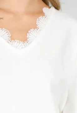 Witte Trui met V-Hals en Kantdetails aan Mouwen en Hals