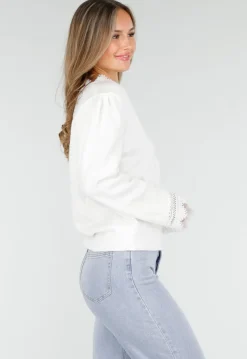 Witte Trui met V-Hals en Kantdetails aan Mouwen en Hals
