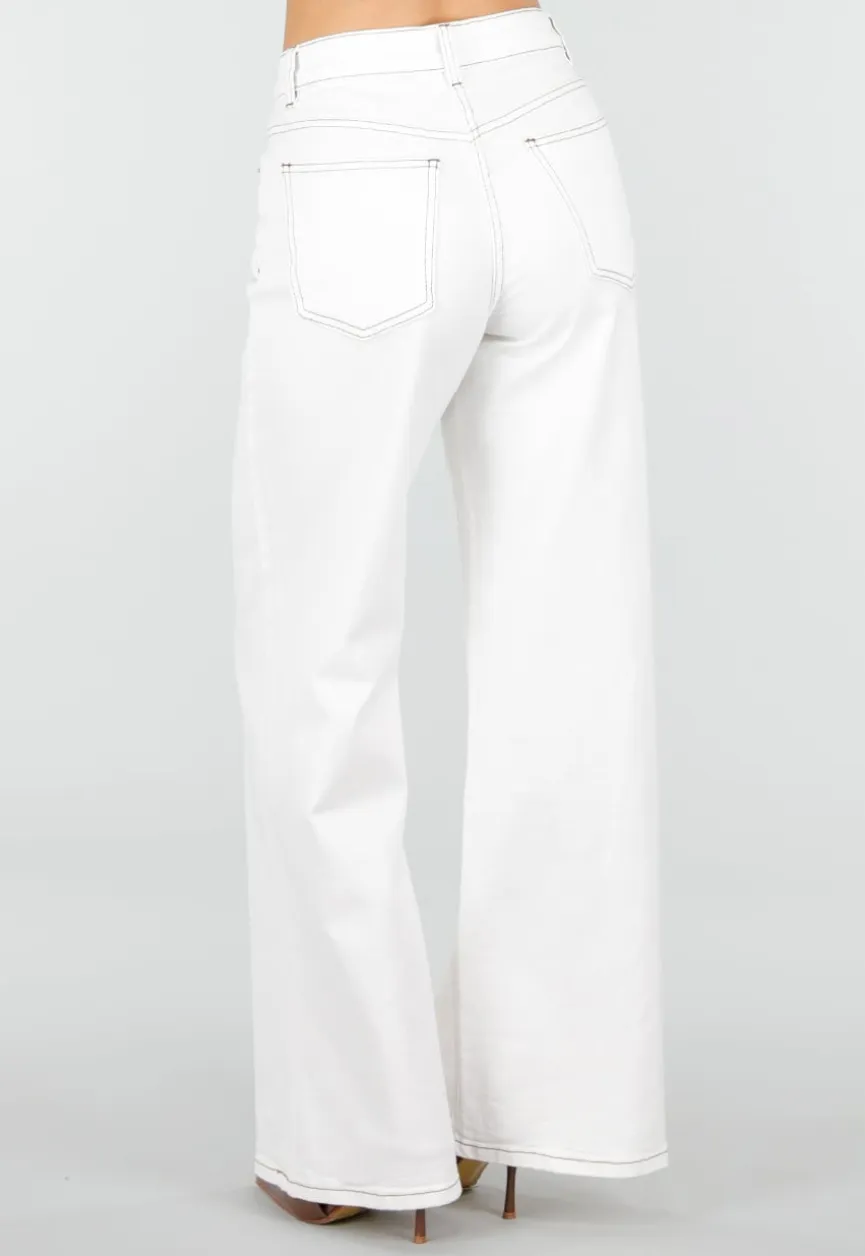 Witte Wide Leg Jeans met Bruine Stiksels en High Waist Pasvorm