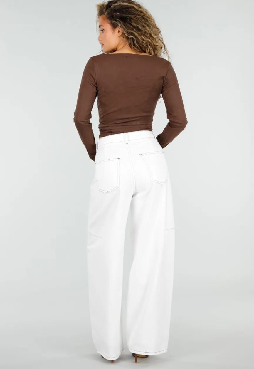 Witte Wide Leg Jeans met Bruine Stiksels en High Waist Pasvorm