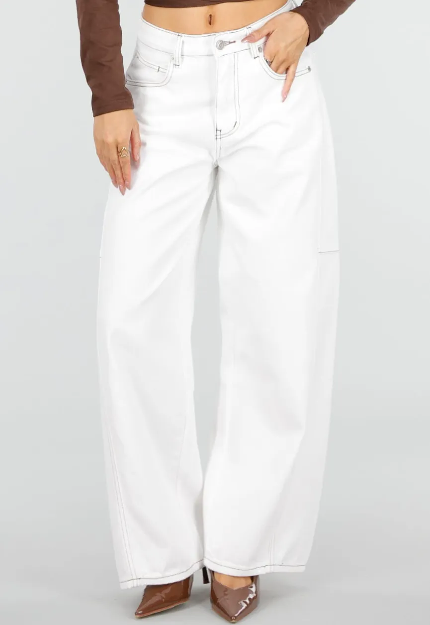 Witte Wide Leg Jeans met Bruine Stiksels en High Waist Pasvorm