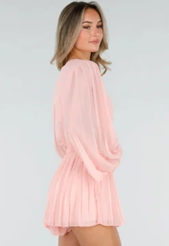 Zalmroze Plissé Playsuit met Overslag en Wijde Mouwen