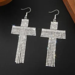 Zilverkleurige Oorbellen met Kruis Ontwerp