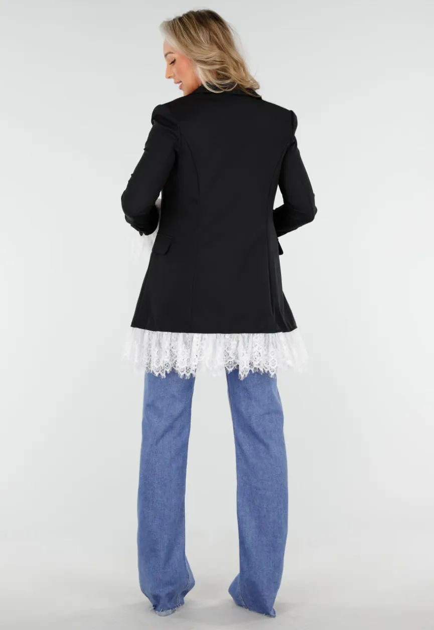 Zwarte Blazer met Witte Kanten Ruches aan Zoom en Mouwen