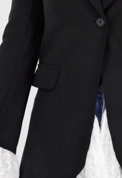 Zwarte Blazer met Witte Kanten Ruches aan Zoom en Mouwen